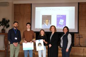 Nora und Florin zusammen mit Michal Buchovecky (Lehrer), Caroline Taylor (Head of Campus) und Katja Maike Braun (Head of School) v.r.n.l.