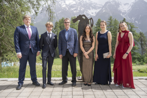 Maturandinnen und Maturanden zusammen mit ihrem Klassenlehrer Herr Reto Peter
