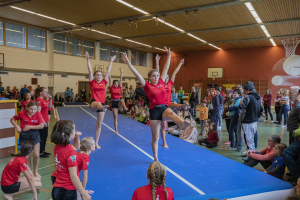 GIDU Ftan bei der Aufführung in der Turnhalle Quadras